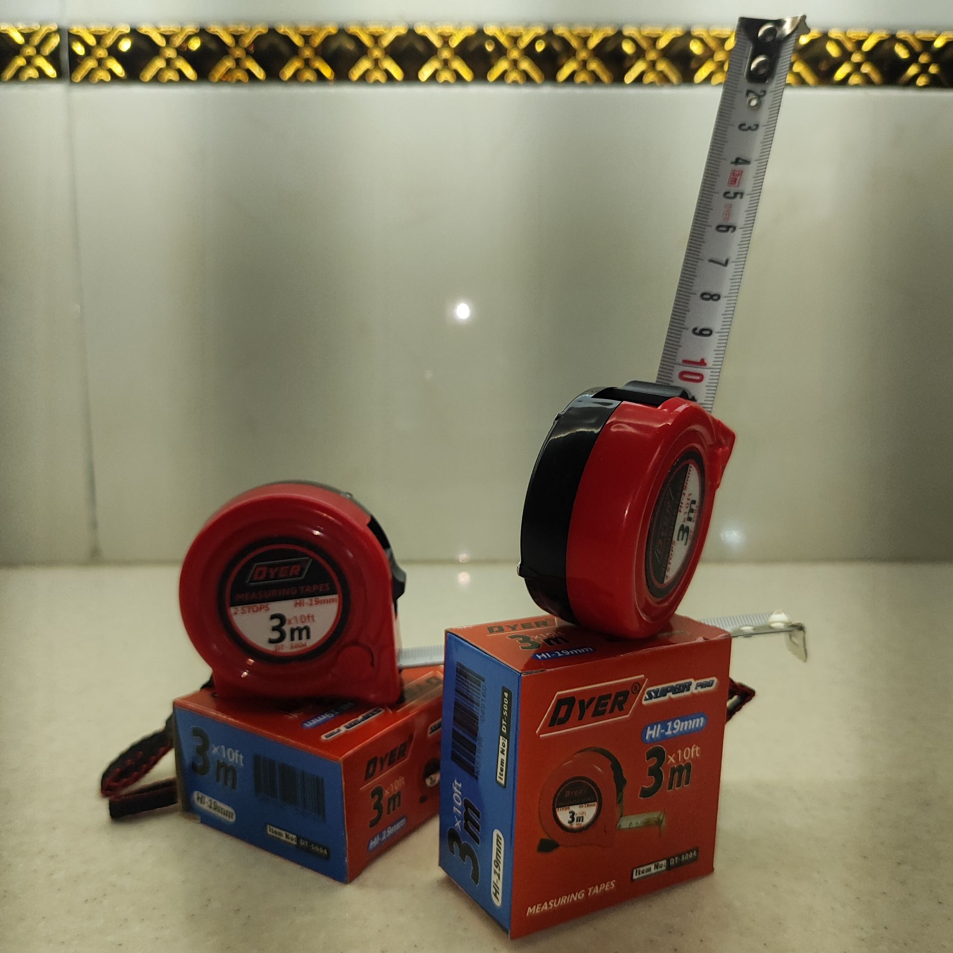 متر نشکن دایر3 متری برند DYER اصلی مدل DT-5004 دارای قفل و بند آویز فونت درشت و خوانا (کیفیت عالی خانگی و صنعتی)