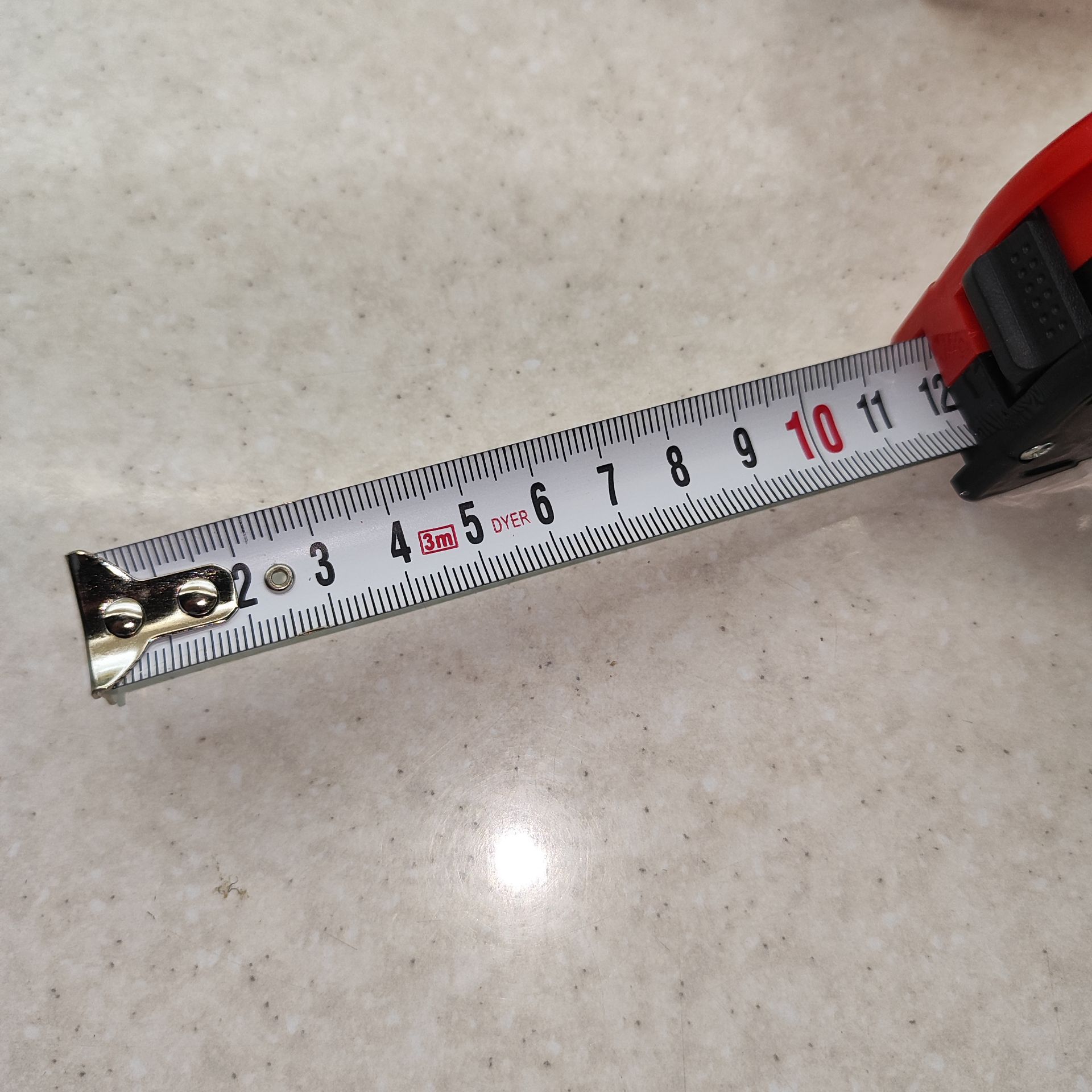 متر نشکن دایر3 متری برند DYER اصلی مدل DT-5004 دارای قفل و بند آویز فونت درشت و خوانا (کیفیت عالی خانگی و صنعتی)