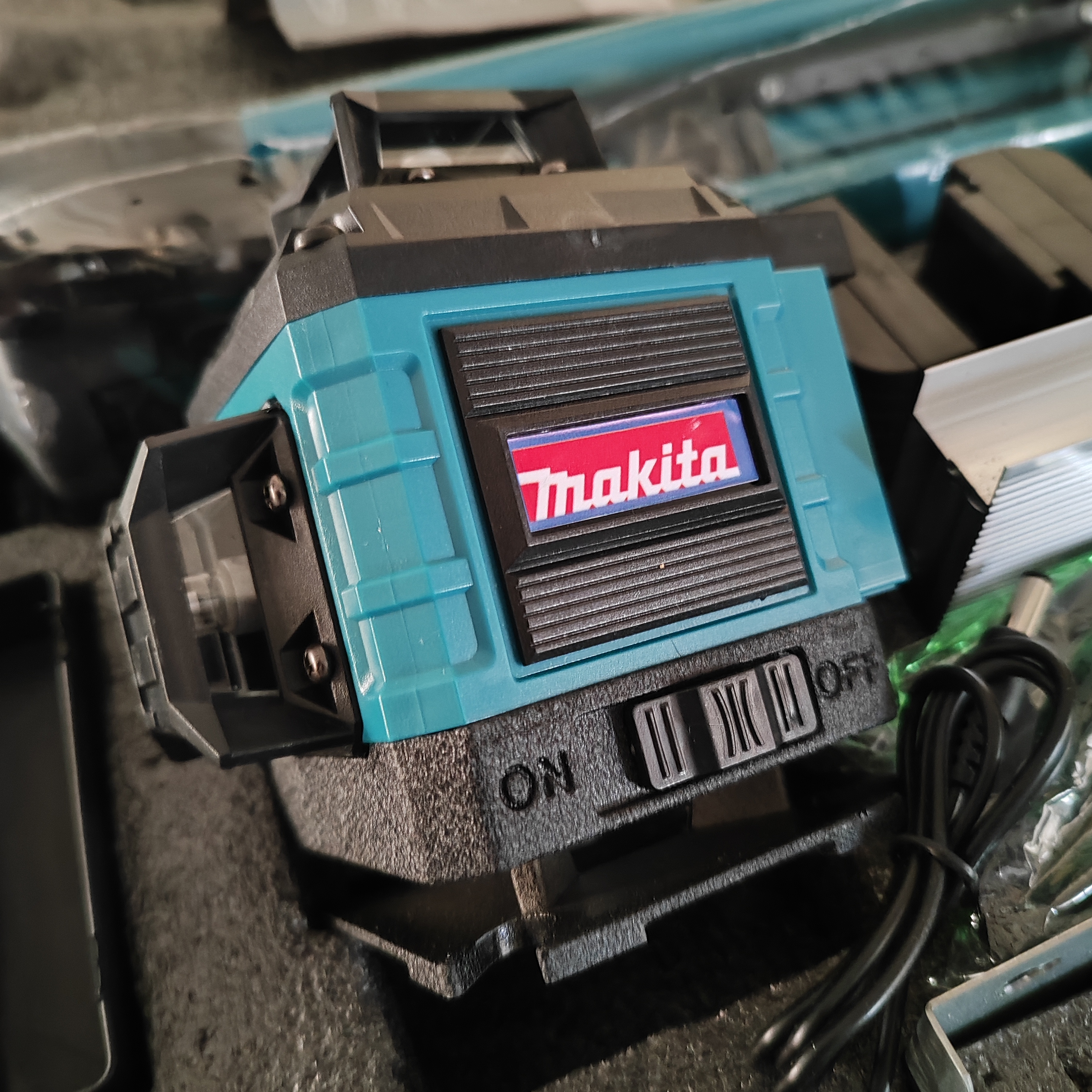 تراز لیزری حرفه ای ماکیتا 4 بعدی 16 لاین مدل 4B-360D تراز لیزری ماکیتا مدل MAKITA 4D مدل Pro-4D-16Line مدل MAKITA-360-16 4 بعدی 360 درجه با 16 خط